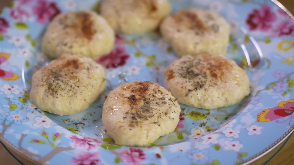 Паровые куриные котлетки с салатом из свежих и вяленых помидоров и брынзы