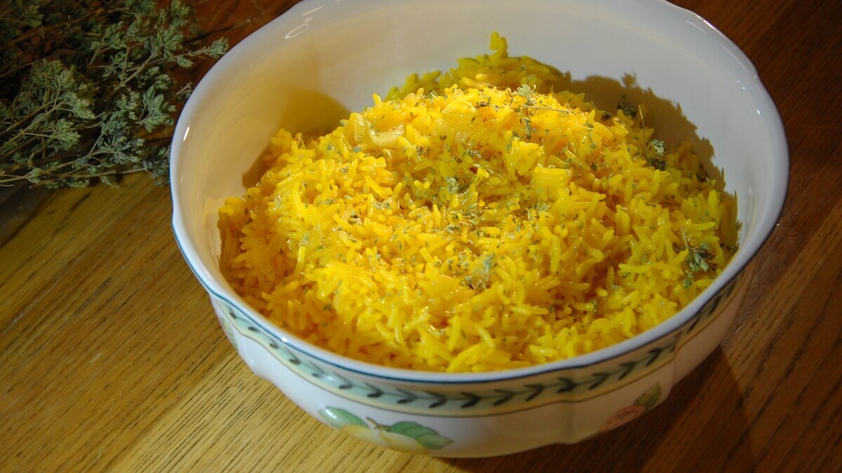 Шафранный рис с чесноком и орегано