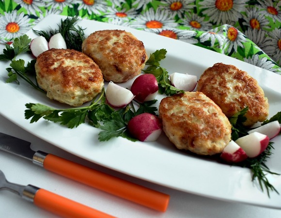 Куриные котлеты с овсяными хлопьями и творожным сыром Куриные котлеты с овсяными хлопьями и творожным сыром