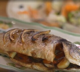 Дорада, фаршированная курагой, с салатом из дайкона и цукини и ореховой заправкой