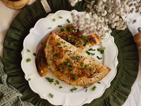 Быстрые пирожки с сыром, творогом и зеленью Быстрые пирожки с сыром, творогом и зеленью
