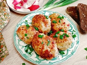 Куриные котлеты с творогом и маринованным огурцом