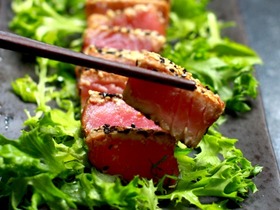 Тунец в кунжутной корочке Тунец в кунжутной корочке