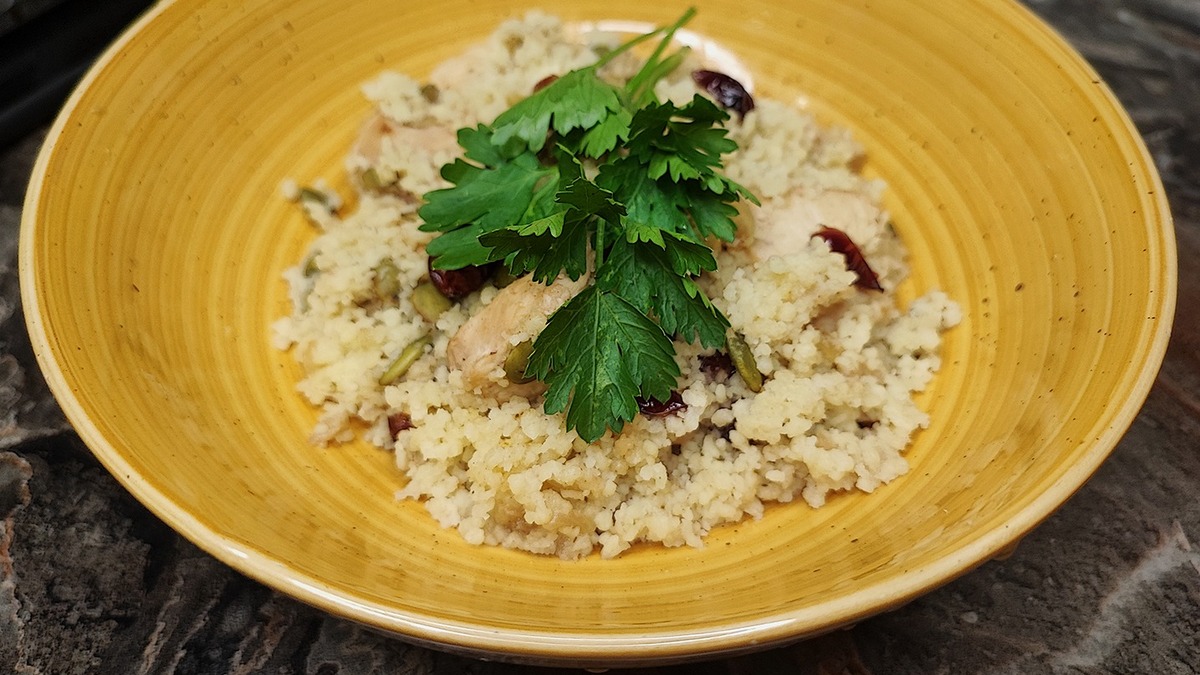 Кускус с индейкой, вяленой клюквой и тыквенными семечками