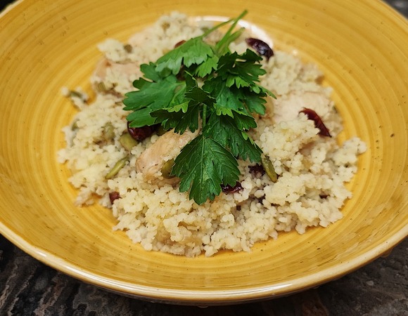 Кускус с индейкой, вяленой клюквой и тыквенными семечками Кускус с индейкой, вяленой клюквой и тыквенными семечками