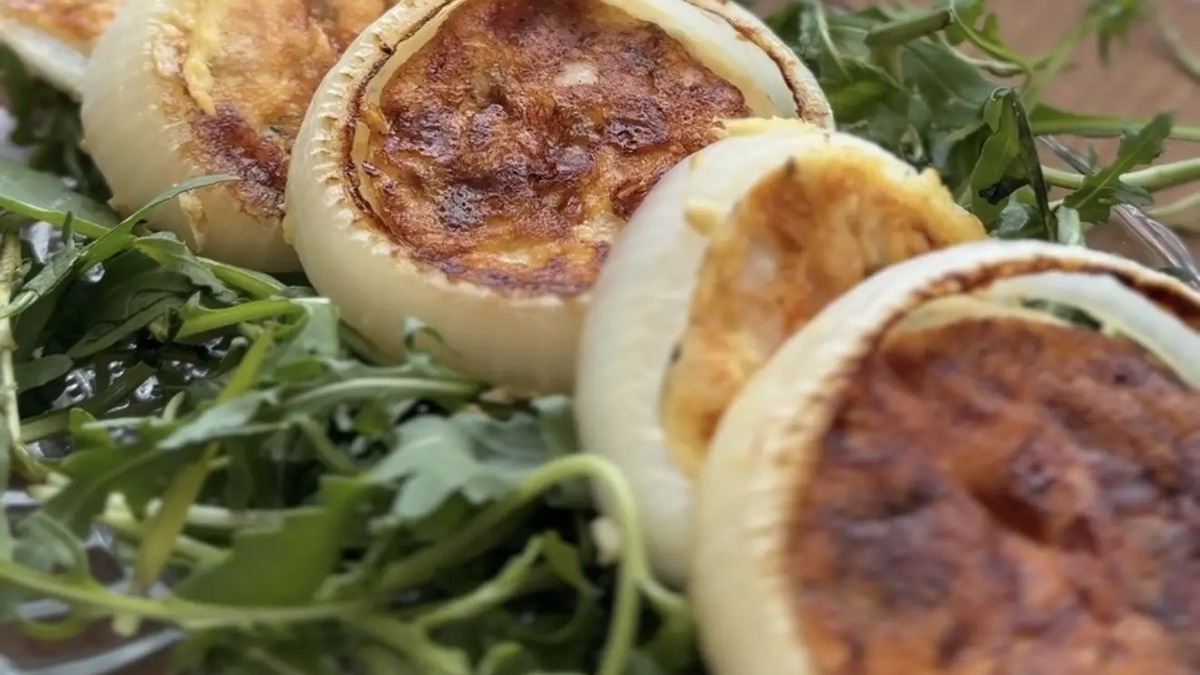 Глазунья в луковом кольце с ветчиной и сыром