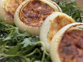 Глазунья в луковом кольце с ветчиной и сыром