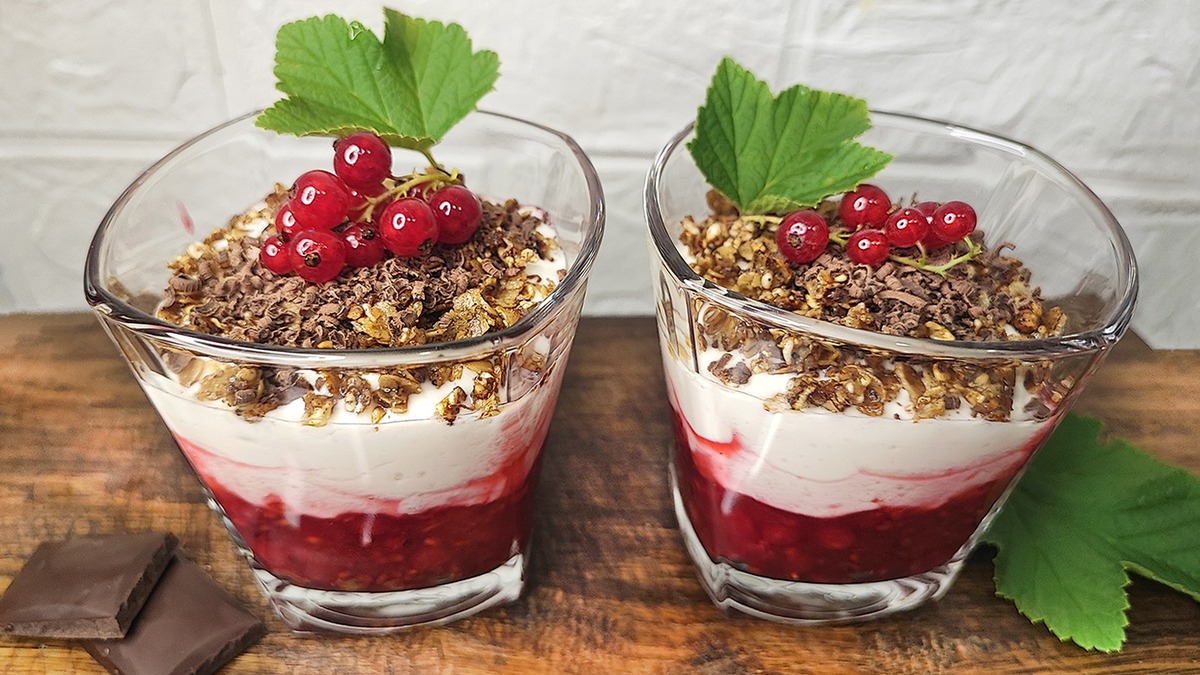 Красносмородиновый бархат с хрустящей крошкой и кремом из ряженки
