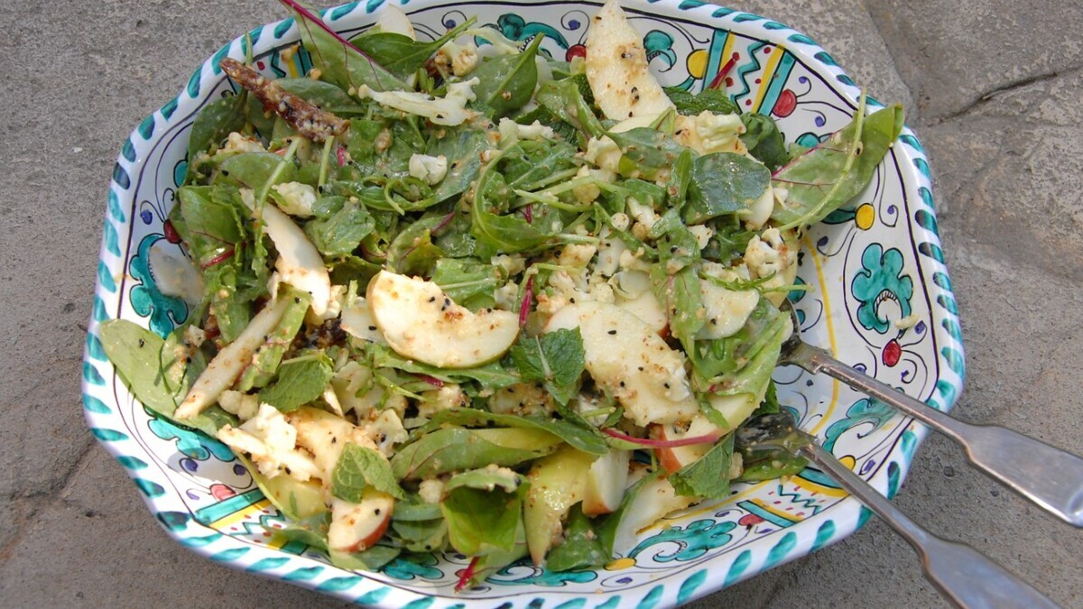 Салат с цветной капустой, яблоком, финиками и миндальной заправкой