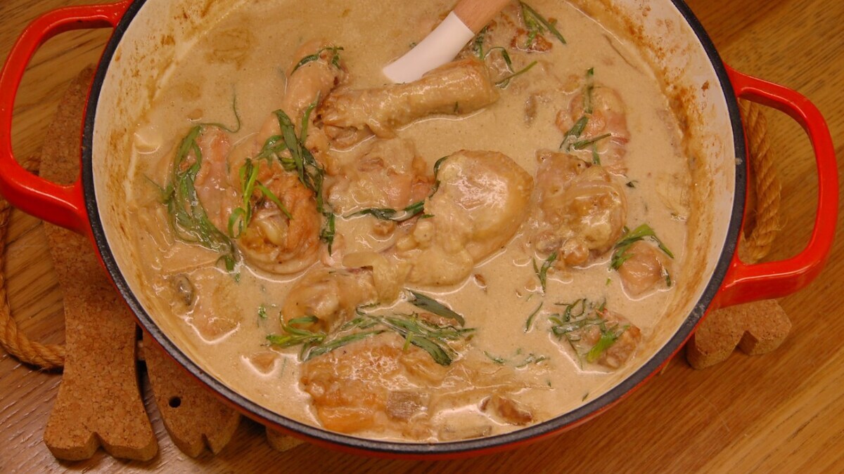 Куриные окорочка, томленные в вине с шалотом и белыми грибами