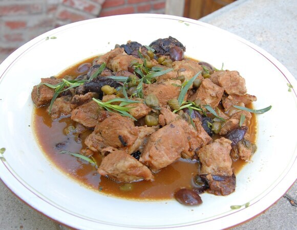 Свиная вырезка с черносливом, оливками и каперсами