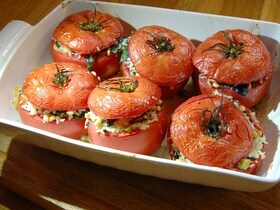 Помидоры, фаршированные рисом и шпинатом с оливками и кедровыми орехами