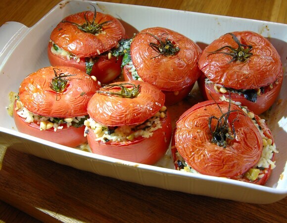 Помидоры, фаршированные рисом и шпинатом с оливками и кедровыми орехами