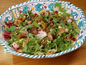 Салат с запеченными баклажанами, гранатом и кедровыми орехами