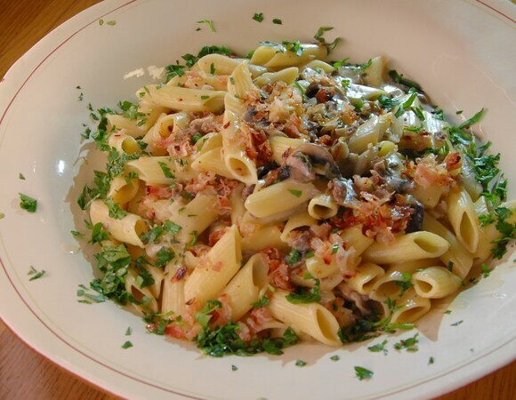 Пенне с колбасками, копченой грудинкой и грибами