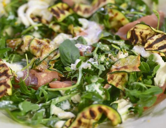Салат с цукини, индейкой, руколой и заправкой из горчицы и топинамбура 
