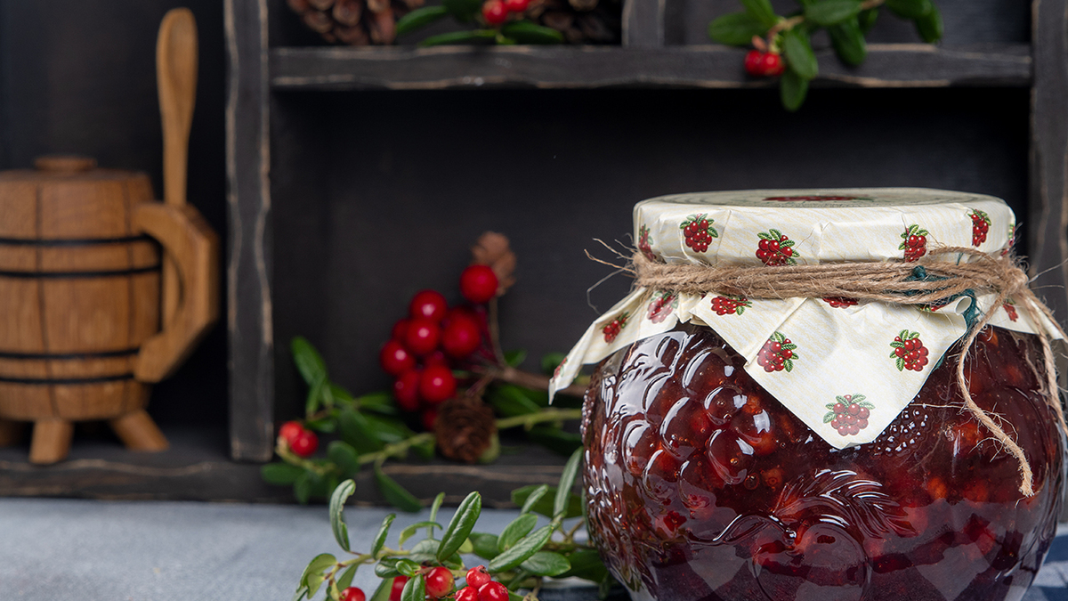 Быстрый мастер-класс: брусничный соус к мясу и десертам