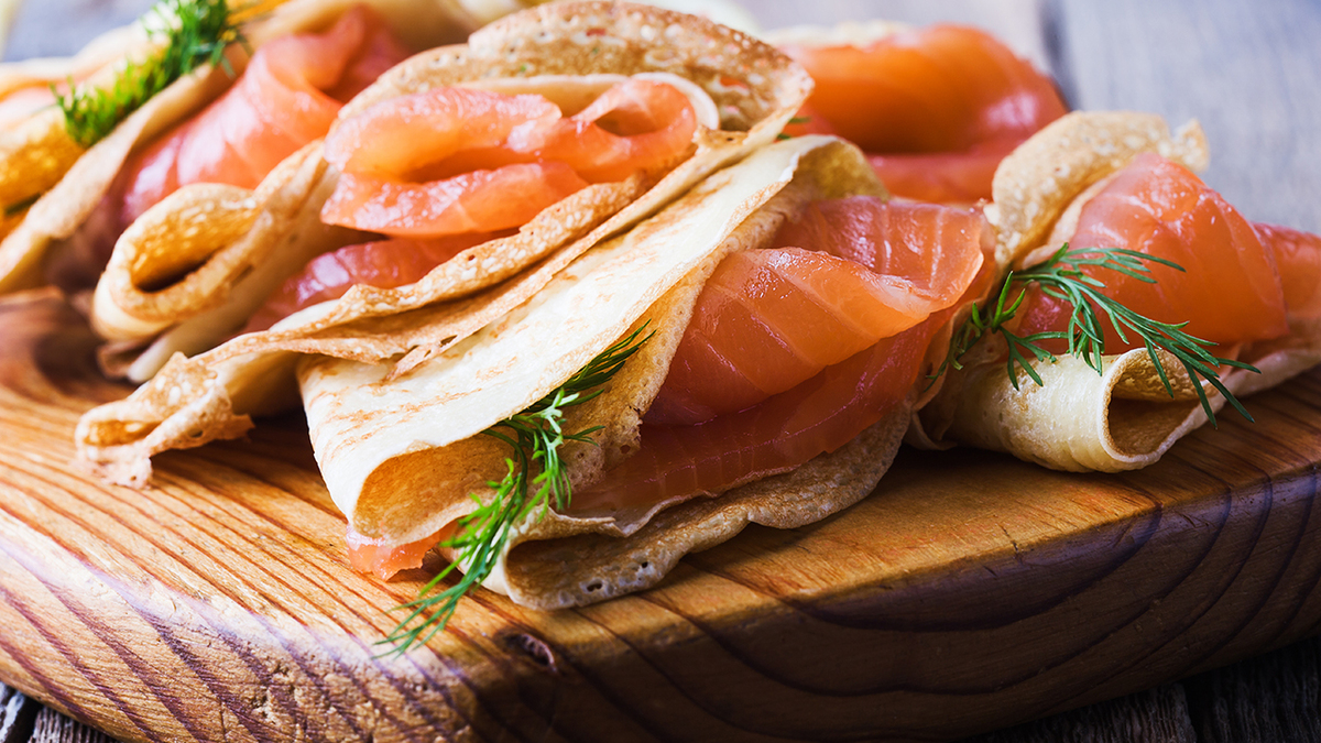 Как красиво завернуть блины: 10 идей от «Едим Дома»