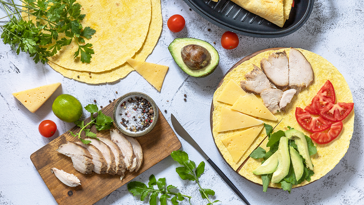 Тортилья на завтрак: 10 начинок для сытной лепешки