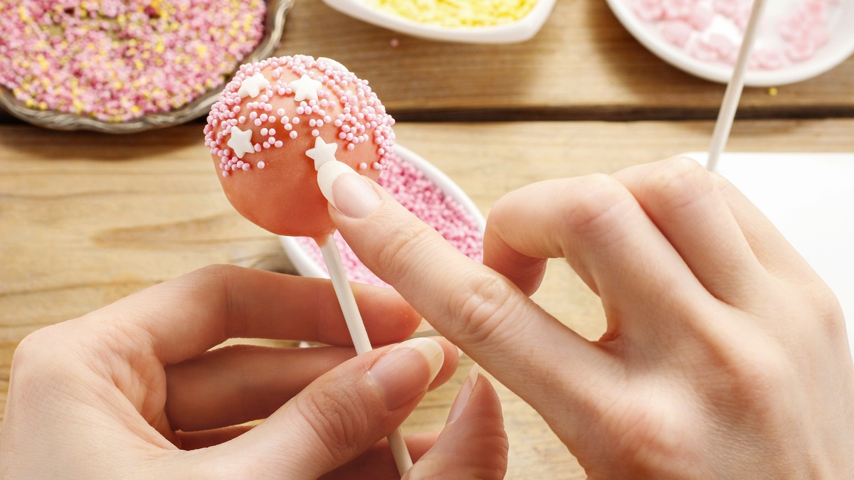 Кейк-попсы к детскому празднику: из чего готовить и чем украшать