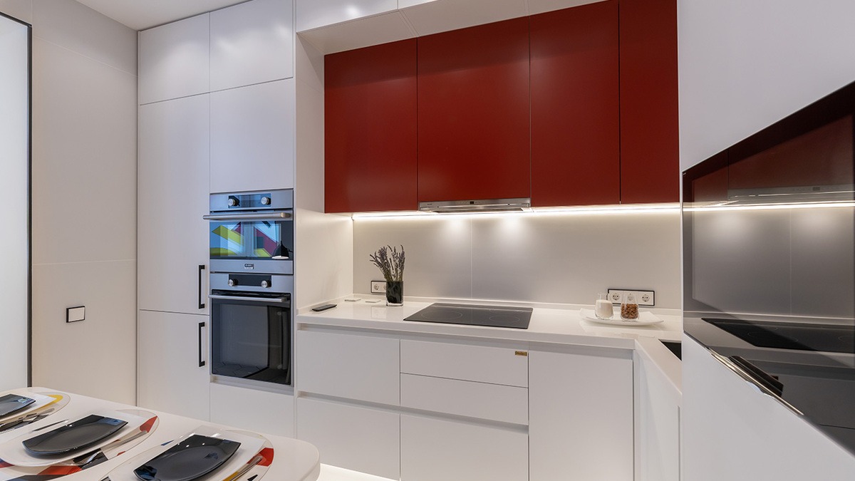 Компоновка кухни: секции под потолок или без верхних шкафов