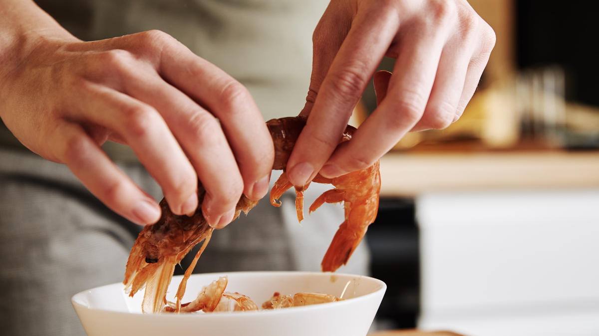 Как быстро почистить креветки в домашних условиях