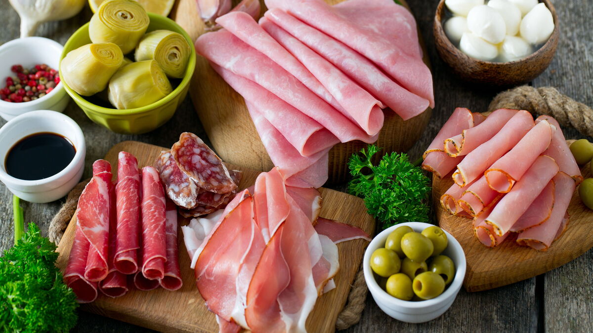 Нарезки на праздничный стол: правила и тонкости красивой подачи