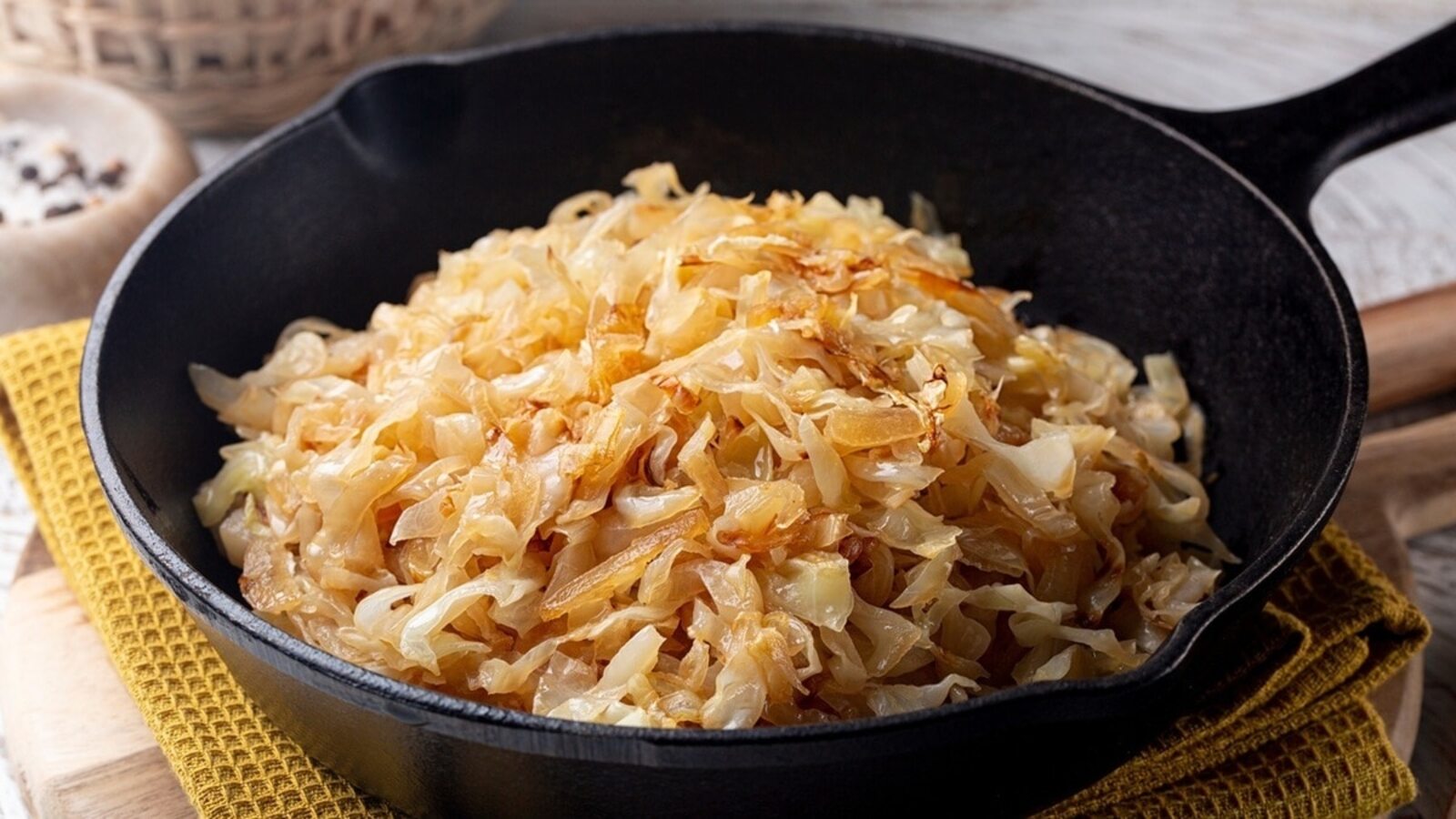 Вкус заиграет по-новому: вот три специи, которые добавят пикантности тушеной капусте